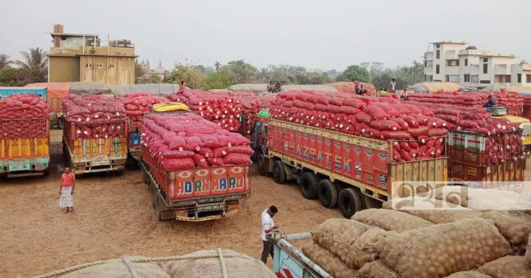 ভোমরা স্থলবন্দরে কাঁচামরিচ ভর্তি ট্রাক